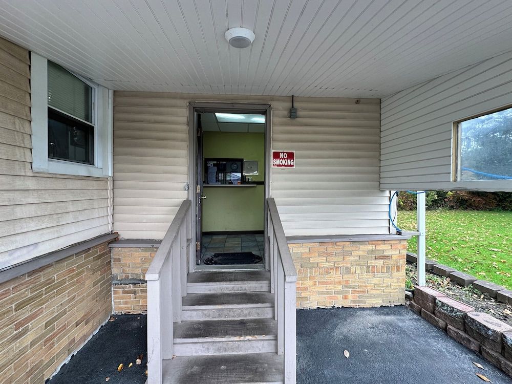 Westgate Manor Motel Austintown-Younstown, Ohio 2
