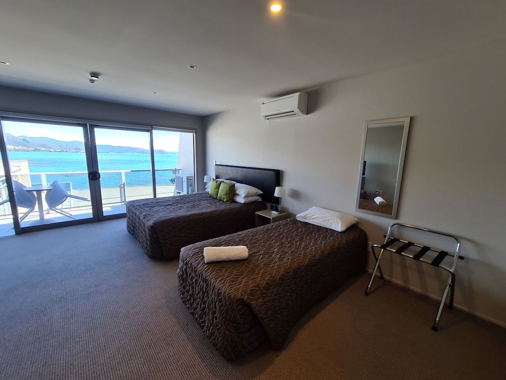 Te Kaha Beach Hotel 3