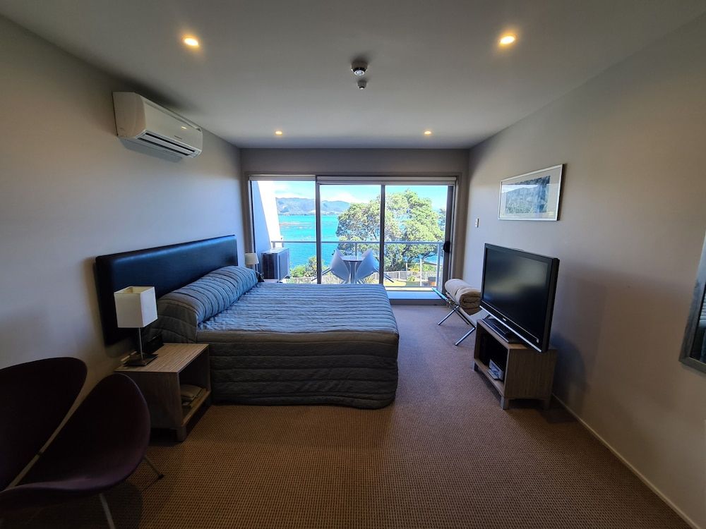 Te Kaha Beach Hotel 2