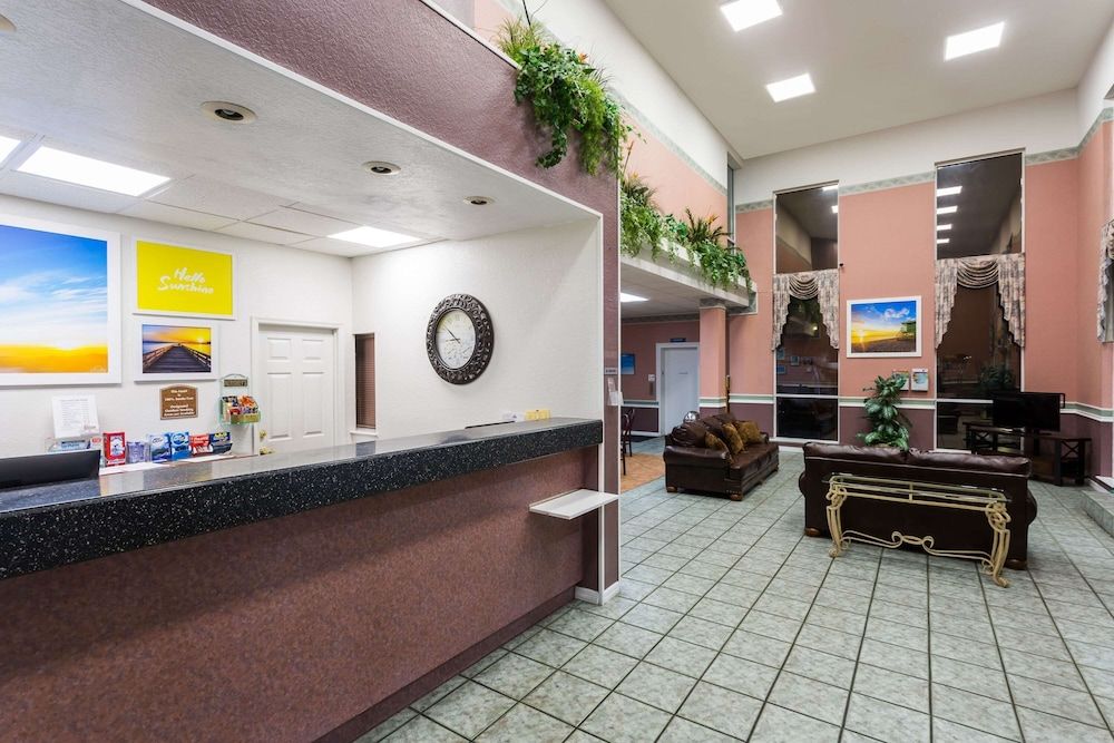 Days Inn & Suites by Wyndham Port Richey 3