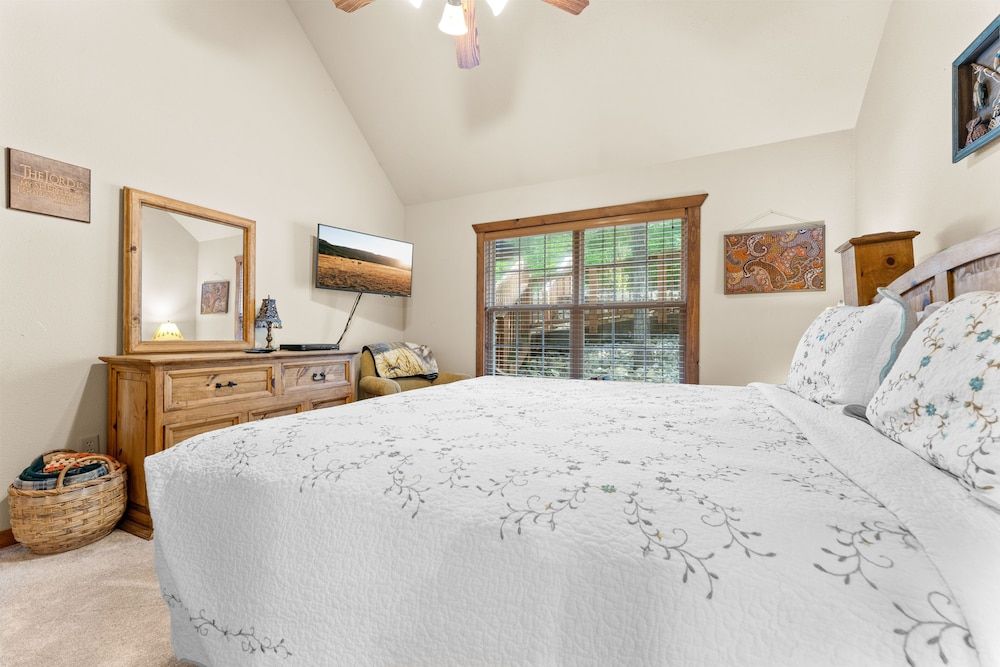 Dakota Lodge 2 Bedroom Home by RedAwning 2