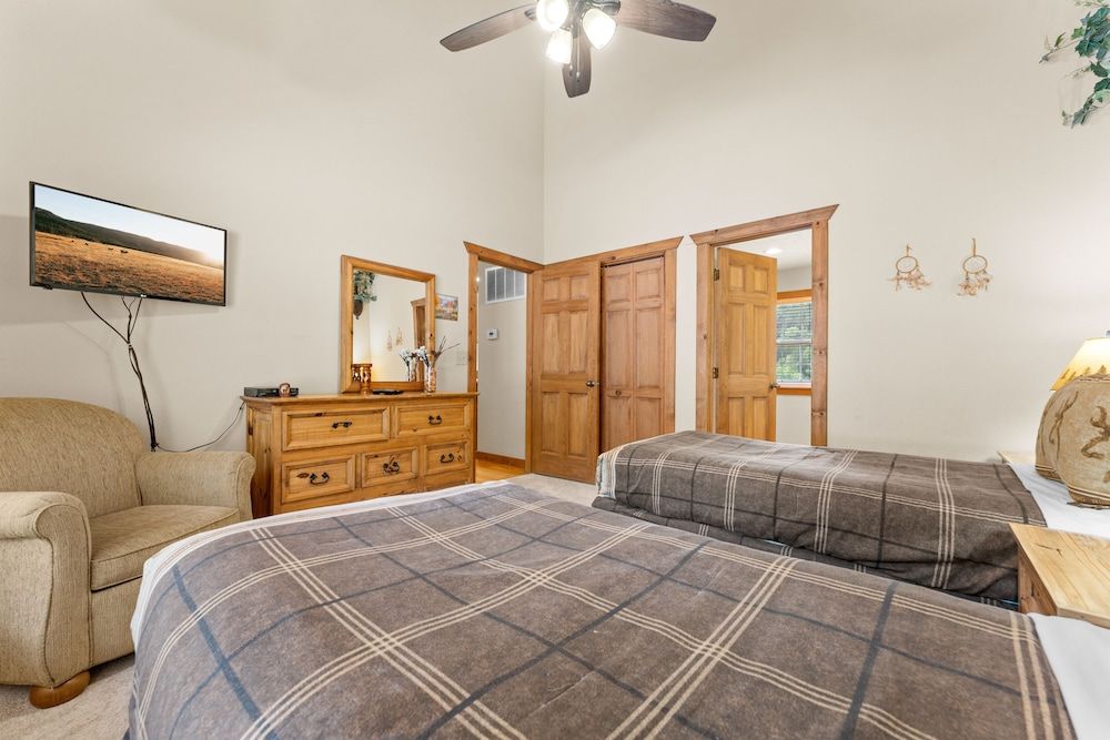 Dakota Lodge 2 Bedroom Home by RedAwning 3