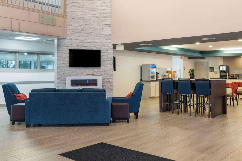 Comfort Suites Elgin Northwest 3