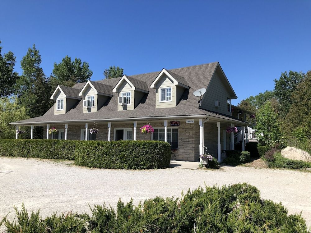 Adventure the Bruce Inn - Recently Renovated With Outdoor Hot Tub 2 estrellas en Tobermory