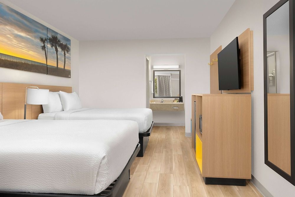 Days Inn by Wyndham Lake City I-75 3