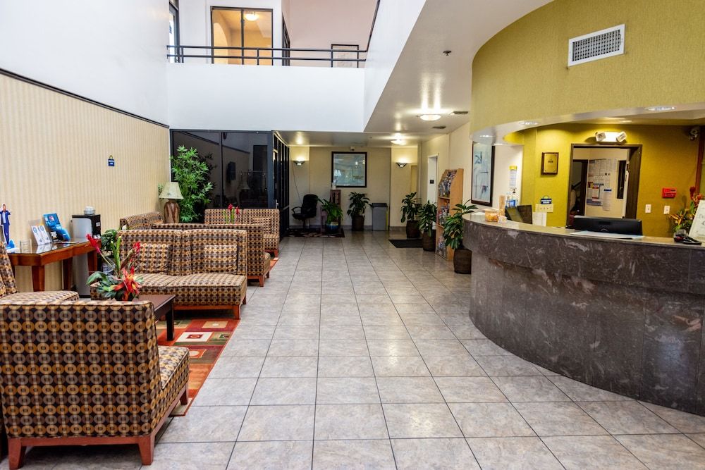 Days Inn & Suites by Wyndham Artesia 2