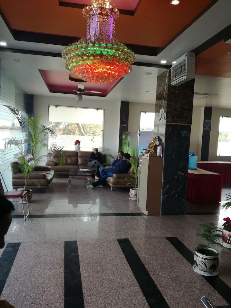 Hotel Dhanraj Palace 3