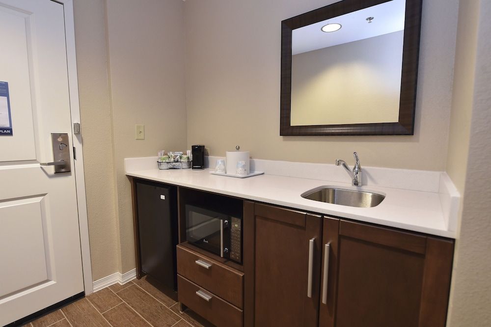 Hampton Inn & Suites Alexandria 3