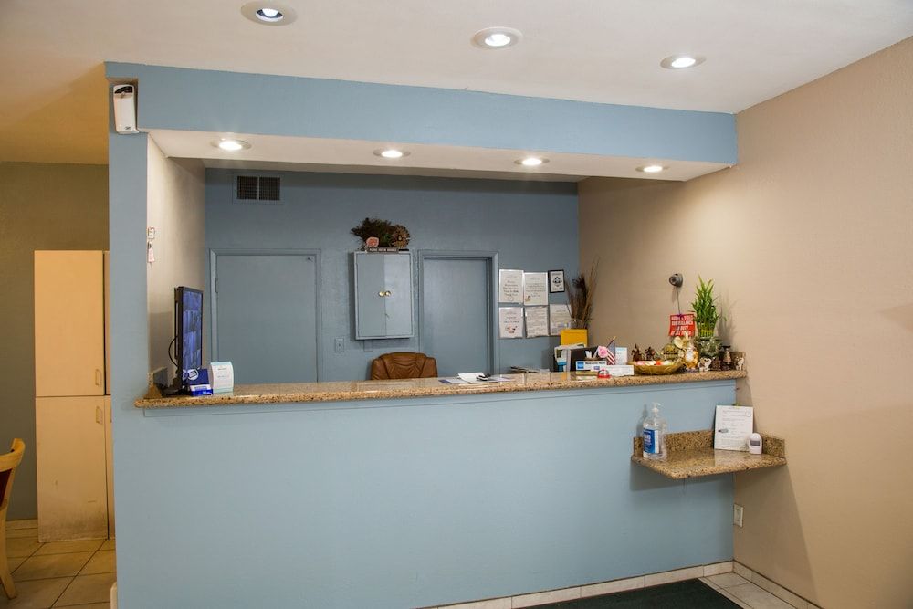 Townhouse Inn & Suites 2