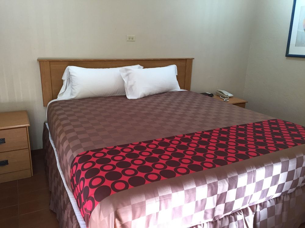 Townhouse Inn & Suites 3