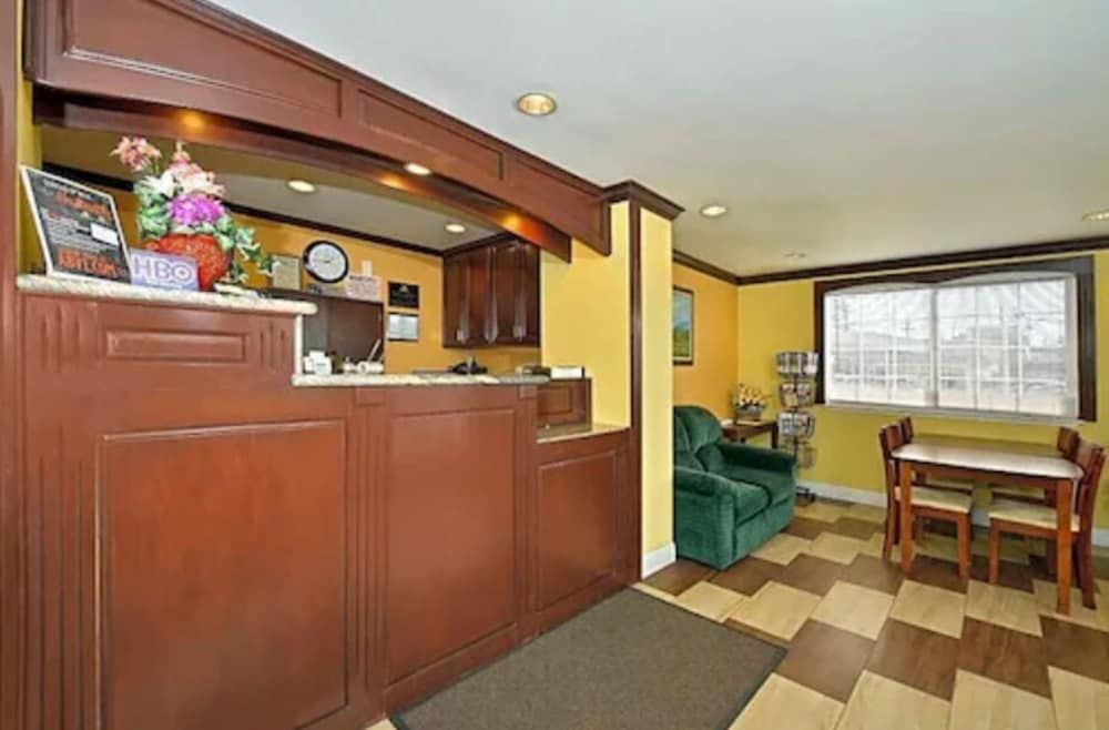 America's Deluxe Inn 2