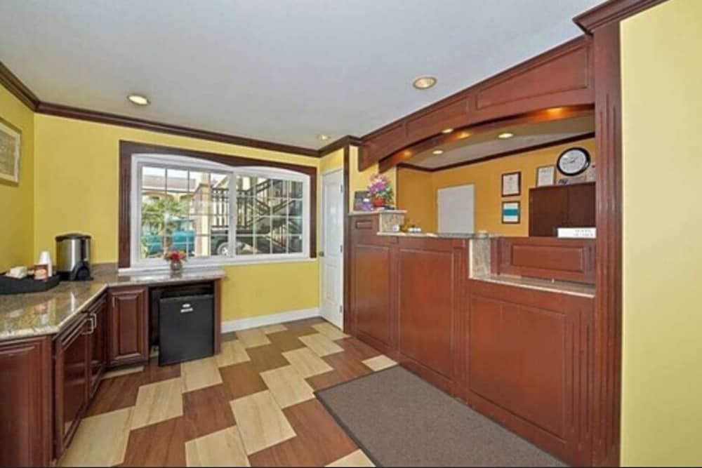 America's Deluxe Inn 3