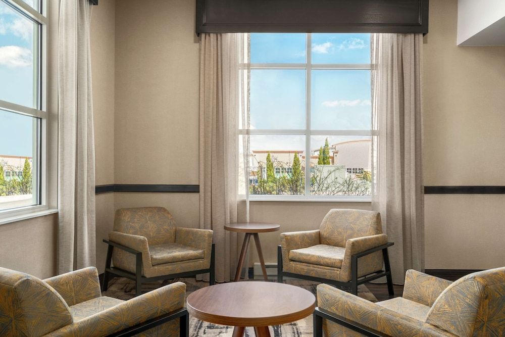 Hampton Inn & Suites Exeter 2
