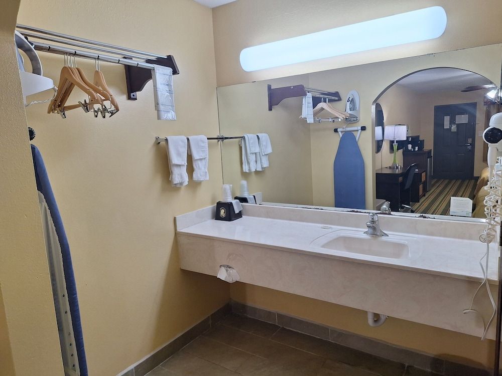 Super 8 by Wyndham Weslaco 3