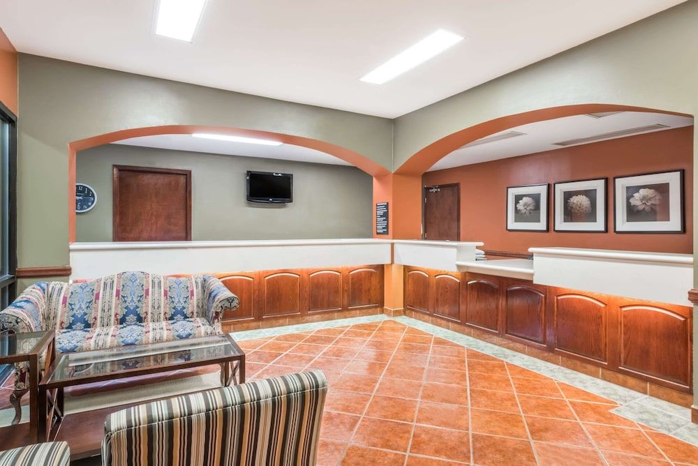 Super 8 by Wyndham Weslaco 2