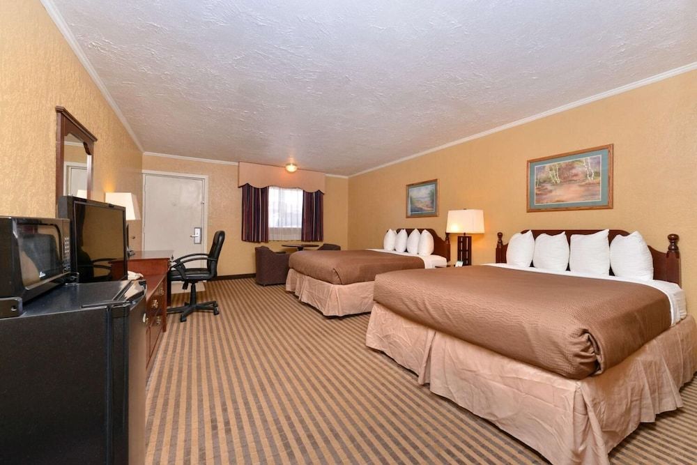 Executive Plus Inn & Suites 3