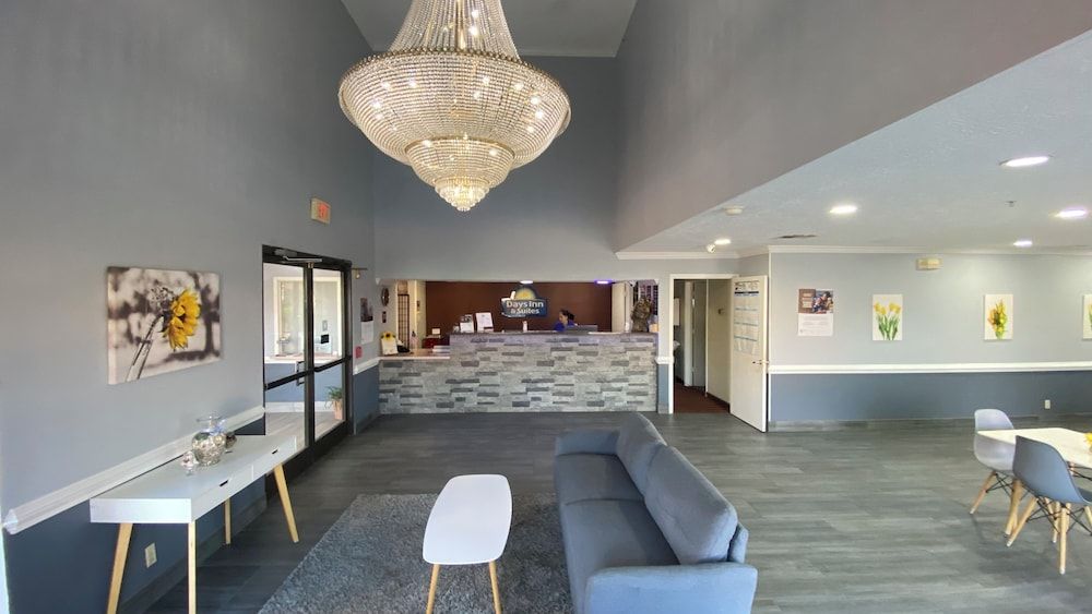 Days Inn & Suites by Wyndham Winnie 3