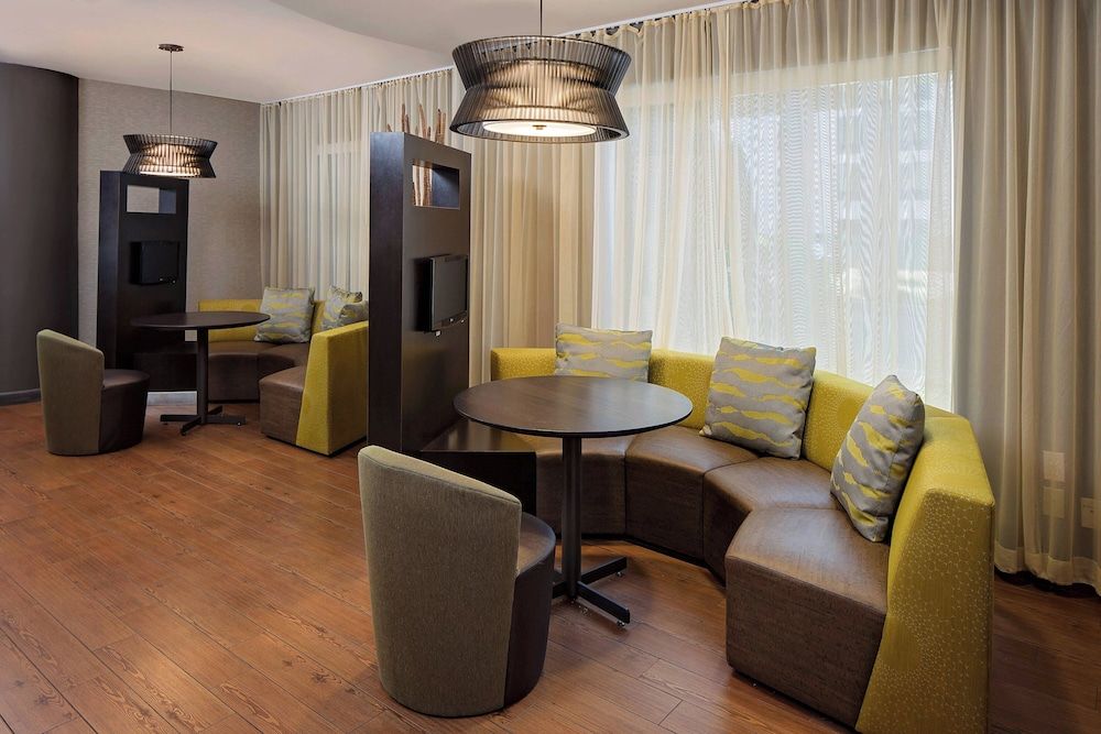 Courtyard by Marriott Long Island MacArthur Airport 2