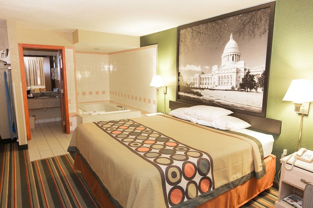 Super 8 by Wyndham Jacksonville AR 3