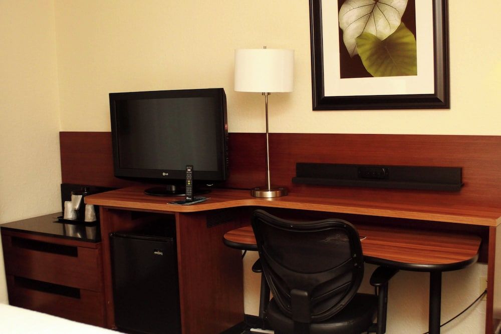 Fairfield Inn & Suites by Marriott Fairmont 3