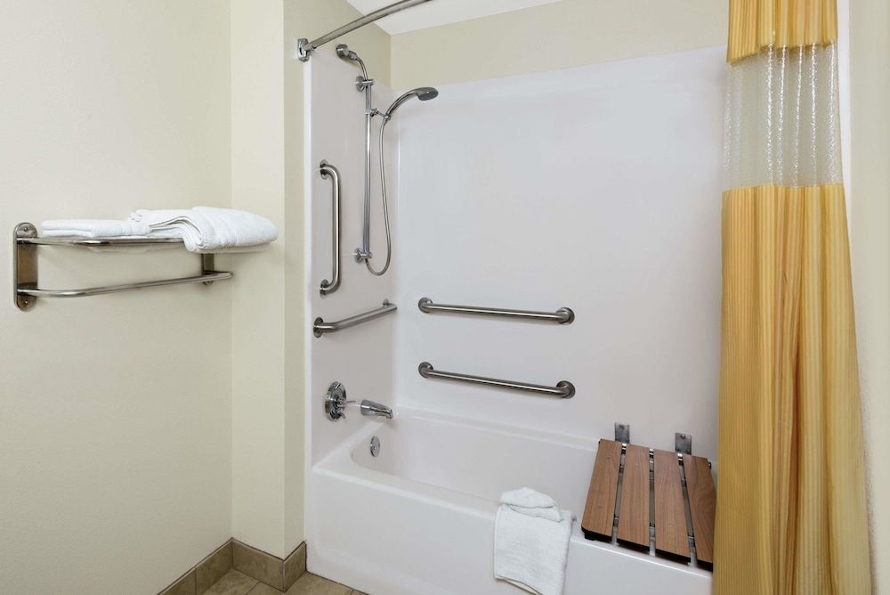 Days Inn by Wyndham Geneva/Finger Lakes 3