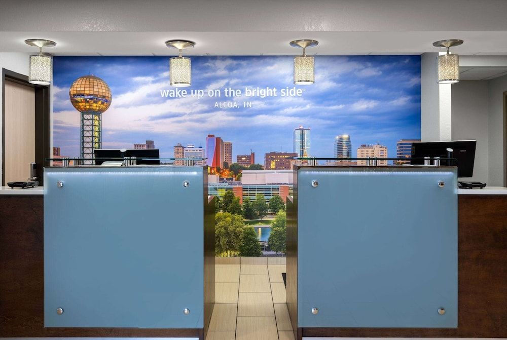 La Quinta Inn & Suites by Wyndham Knoxville Airport 2
