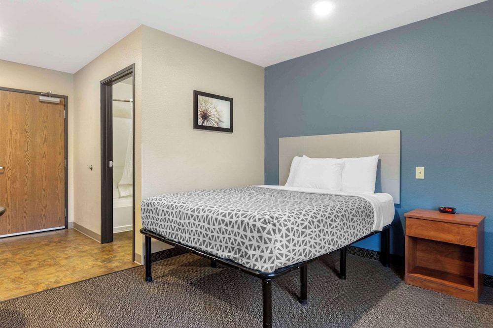 WoodSpring Suites Raleigh Garner 3