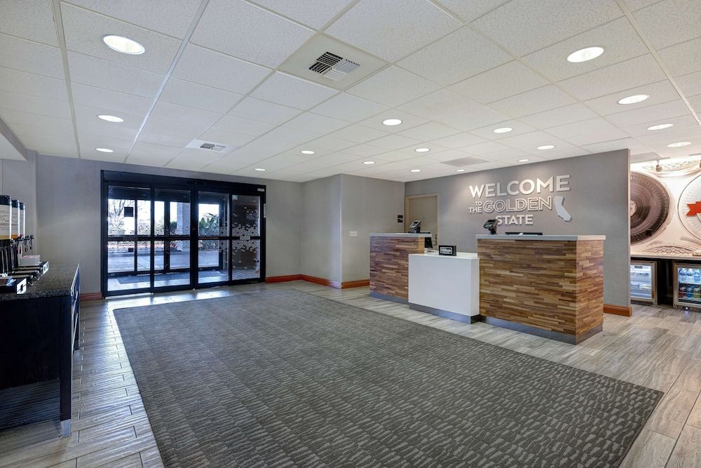 Hampton Inn & Suites Tulare 2