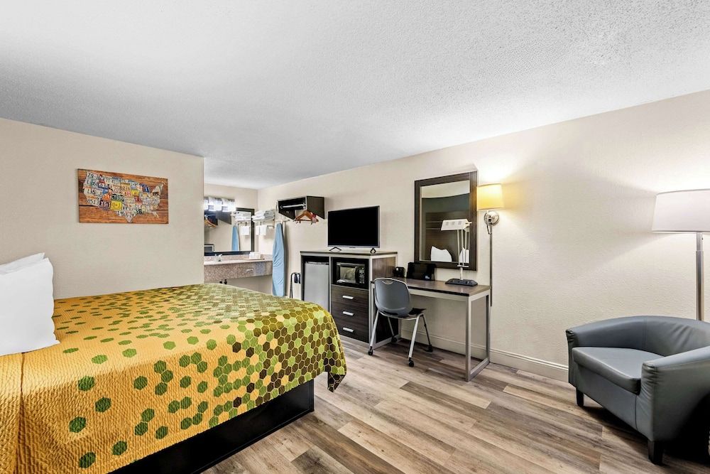 Econo Lodge Kingsport East 3