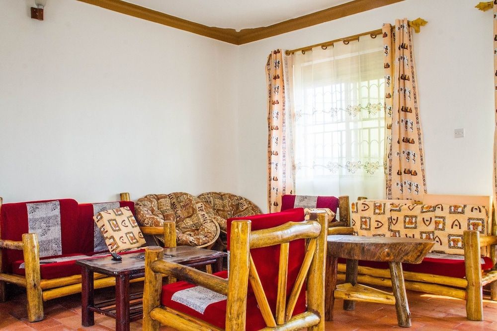 Queen Elizabeth Park View Tourist Lodge 2