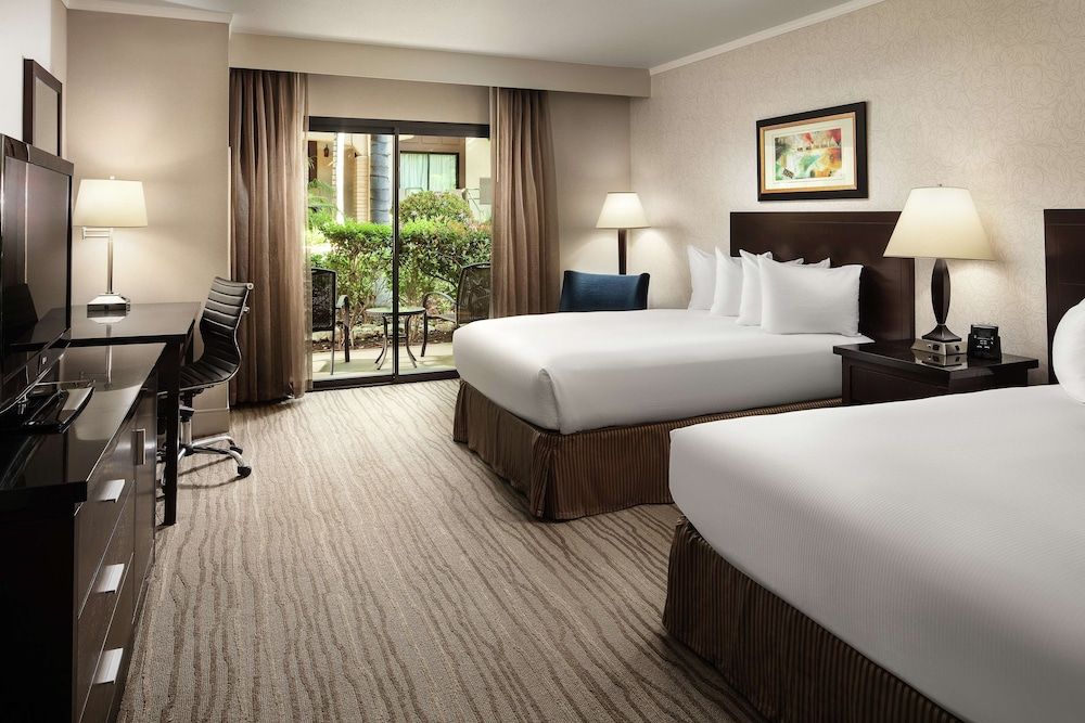 DoubleTree by Hilton Claremont 3