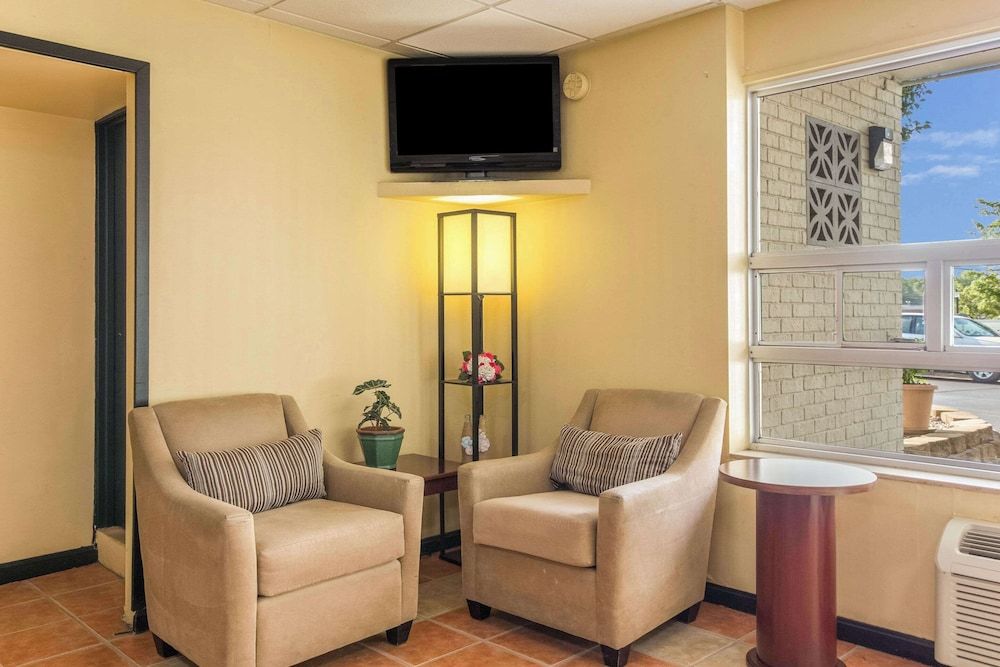 Econo Lodge Fort Knox 3