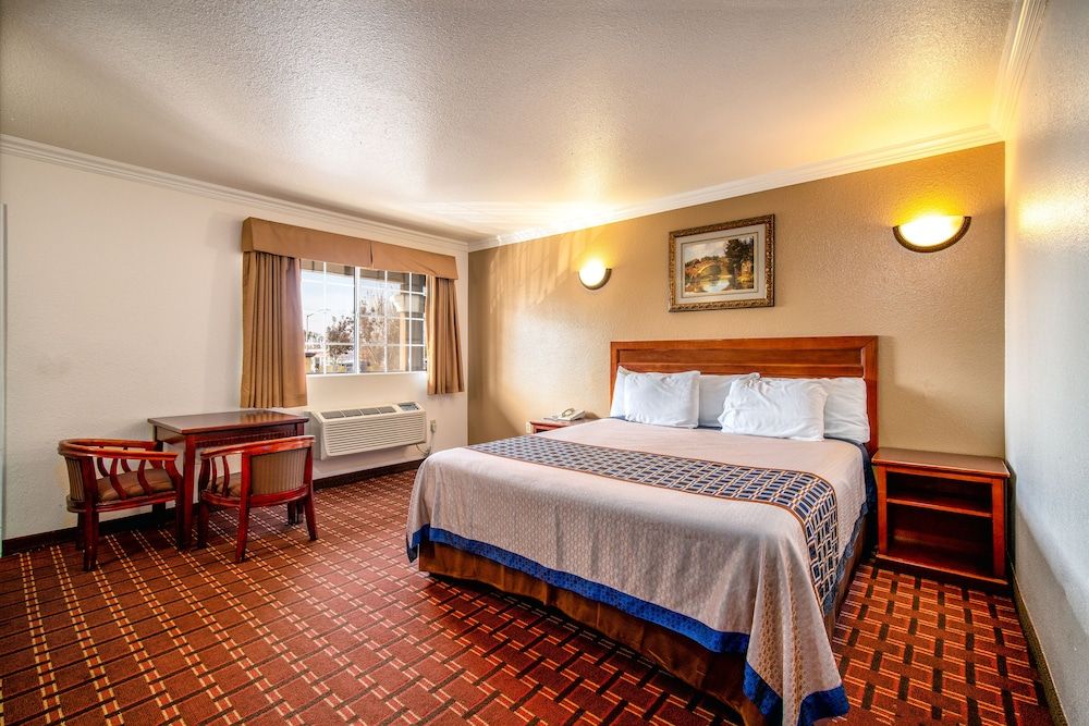 Regency Inn & Suites 3