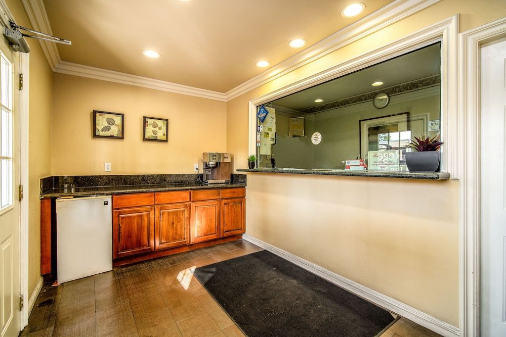 Regency Inn & Suites 2