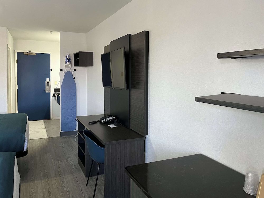 Studio 6 Suites Delano, CA 3