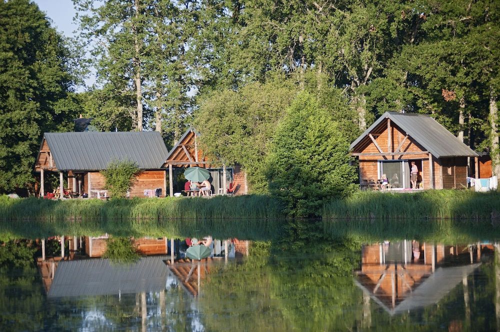 Huttopia Lac de Rillé 3 estrellas en Rillé