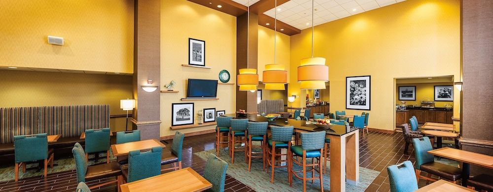 Hampton Inn & Suites Chesapeake-Square Mall 2