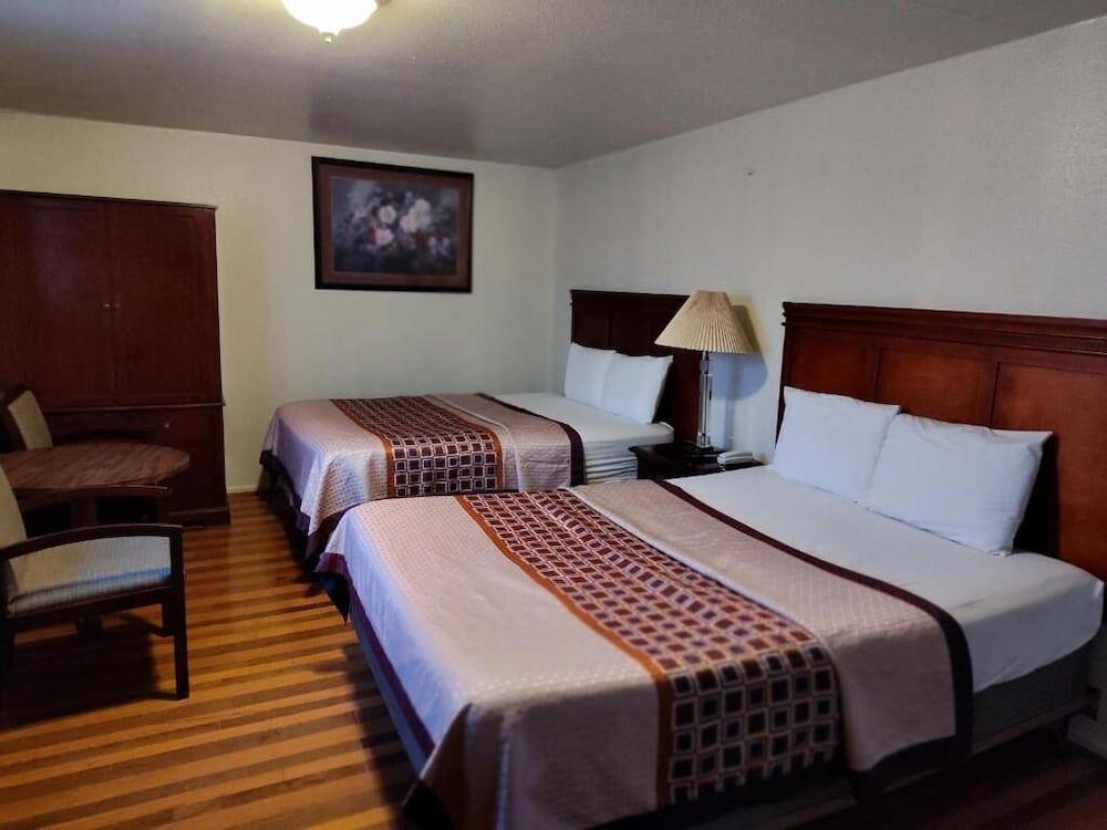 Shamrock Motel 2