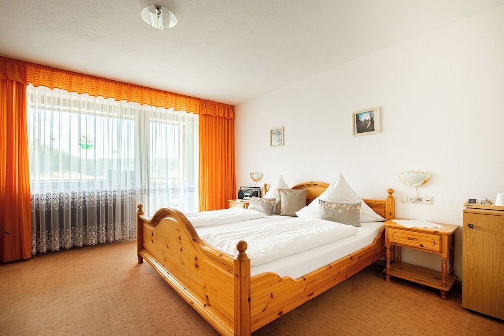 Waldhotel Auerhahn Bed & Breakfast 3