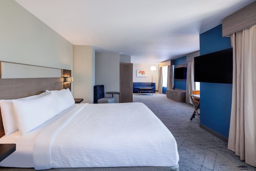 Holiday Inn Express and Suites Turlock by IHG 2