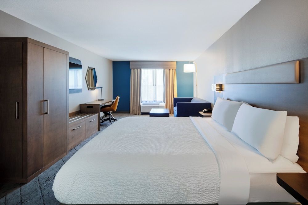 Holiday Inn Express and Suites Turlock by IHG 3