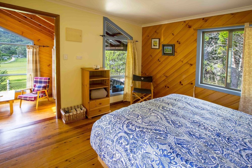 Wisteria Cottage and Cabins 3