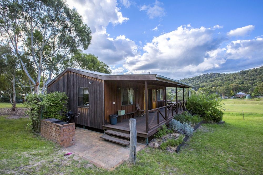 Wisteria Cottage and Cabins -1 estrellas en Wyberba