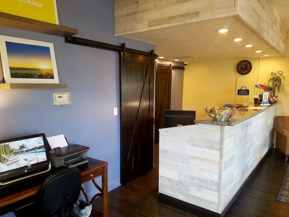 Days Inn & Suites by Wyndham Lodi 2