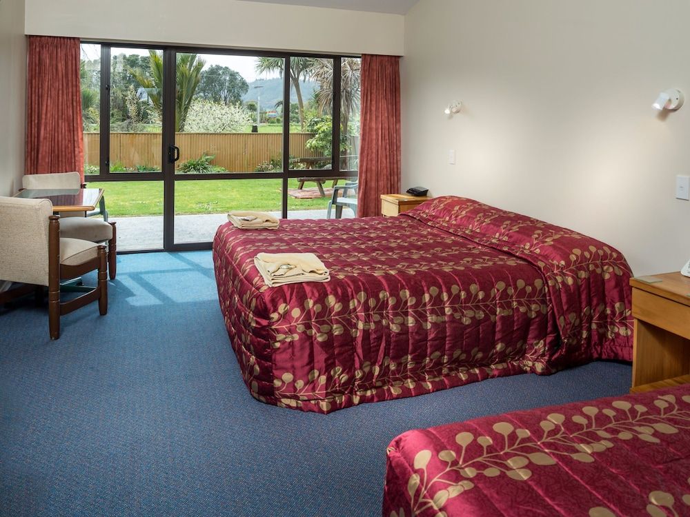 Karamea Hotel 2