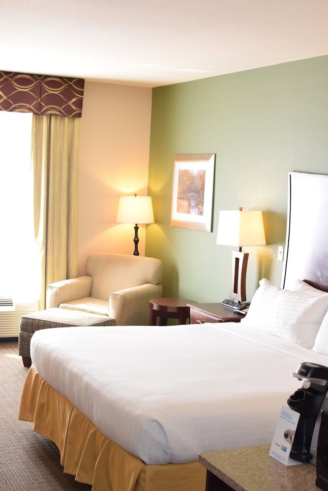 Holiday Inn Express Hotel & Suites Pratt by IHG 3