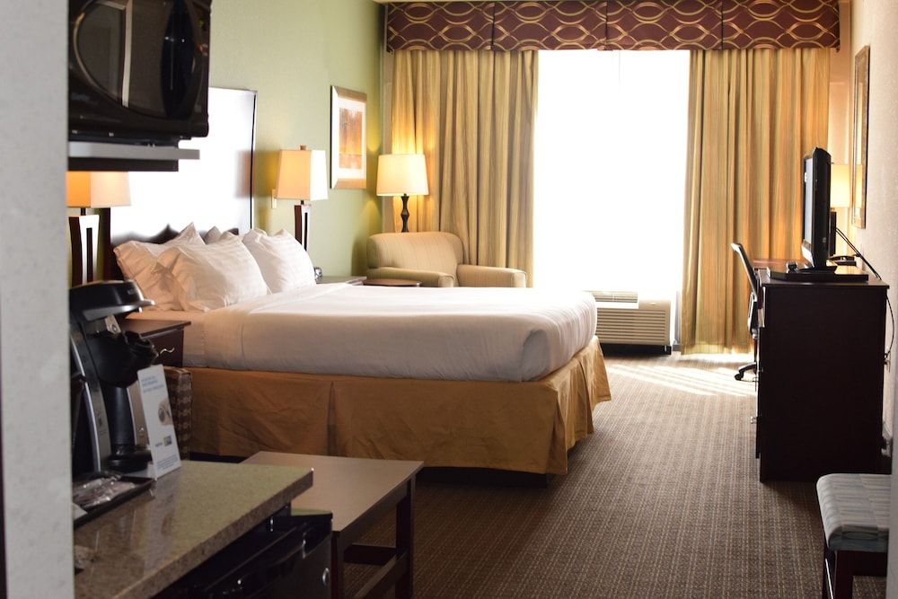Holiday Inn Express Hotel & Suites Pratt by IHG 2