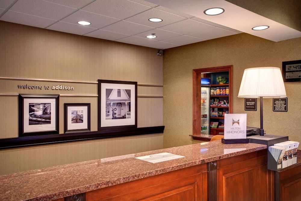 Hampton Inn & Suites Addison 2