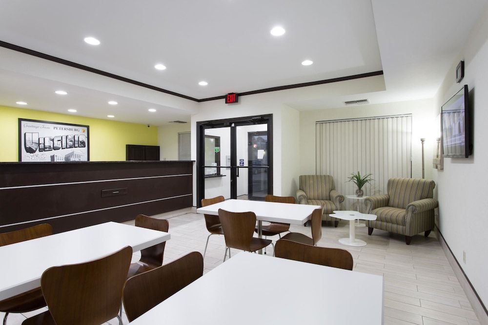 Super 8 by Wyndham Petersburg 3