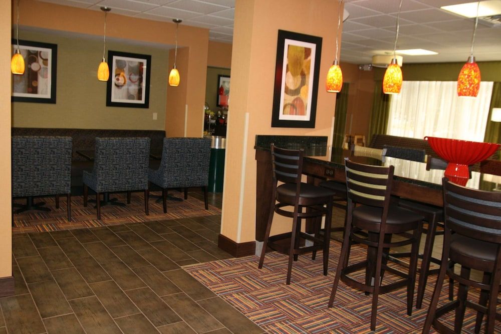 Hampton Inn Youngstown-North 3